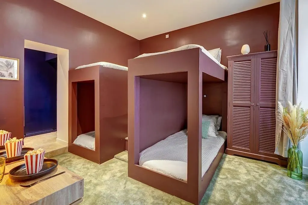 Sacre Coeur, Netflix & Chill Apartment Paris